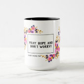 希望を心配しませんSt. Padre PIOの花柄を祈って下さい マグカップ (中央)