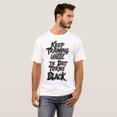 帯が黒くなるまでトレーニングを続ける - 武道 Tシャツ (正面フル)