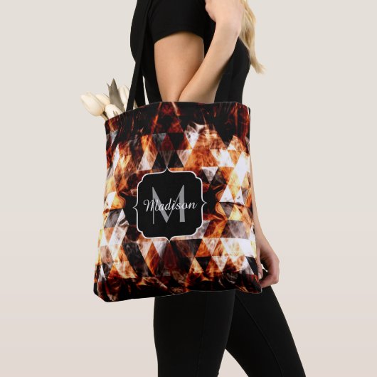 帯電オレンジ輝く三角形の炎モノグラム トートバッグ (クローズアップ)