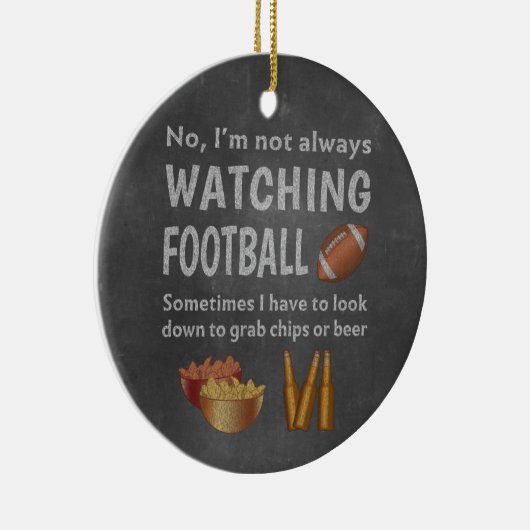 常におもしろいサッカーを見ていないスポーツファン セラミックオーナメント (右)