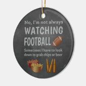 常におもしろいサッカーを見ていないスポーツファン セラミックオーナメント (左)