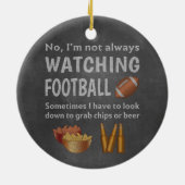 常におもしろいサッカーを見ていないスポーツファン セラミックオーナメント (裏面)