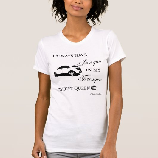 常にトランクに宝物がいっぱいなサステナブルな女王 Tシャツ (正面)