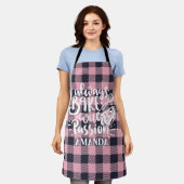 常にパッションピンクプレイドキッチンで焼く エプロン (着用した状態)