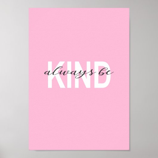 常にピンクの背景と優しいタイポグラフィである。 ポスター (正面)