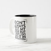 常にプログラマのコードデザインをテストしない ツートーンマグカップ (正面左)