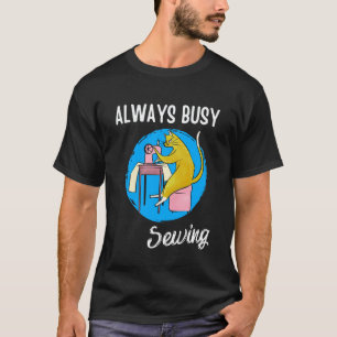 常に忙しい縫製 かわいい猫はステッチが大好き Tシャツ