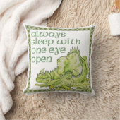 常に片目の開いたドラゴンで眠る クッション (ブランケット)