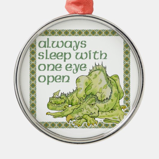 常に片目の開いたドラゴンで眠る メタルオーナメント (正面)