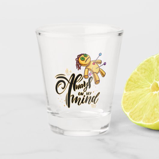 常に私の心に面白いハロウィーンブードゥー人形 ショットグラス (正面)