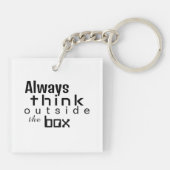 常に考え箱の外で、やる気を起こさせる引用文 キーホルダー (裏面)