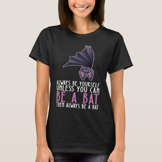 常に自分自身であり、こうもりである Tシャツ (正面)