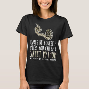 常に自分自身であり、カーペットのPythonである Tシャツ