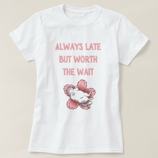 常に遅いが待つ価値がある – 怠惰な猫デザイン Tシャツ (デザイン正面)