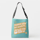 常に遅れて待つ価値がある クロスボディバッグ (裏面)