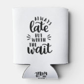 常に遅れるが待つ価値がある 缶クーラー (裏面)