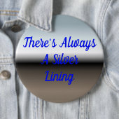 常に銀色の裏地ピンクのボタンがある 缶バッジ (インサイチュ)