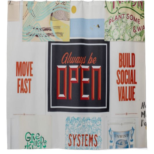 常に開いているやる気を起こさせる感動的、 シャワーカーテン (正面)