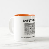 常の安全最初の第2修正のマグ ツートーンマグカップ (正面左)