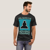 常前向きに前方に移動するチェスのポーン Tシャツ (正面フル)