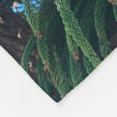 常緑の松の木の針葉樹 フリースブランケット (角)