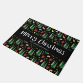 常緑樹とギフトのパターン メリークリスマス ドアマット (アングル)