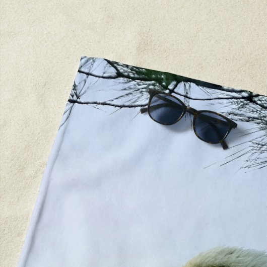 常緑樹に覆われた成熟した禿鷲 ビーチタオル (インサイチュ)