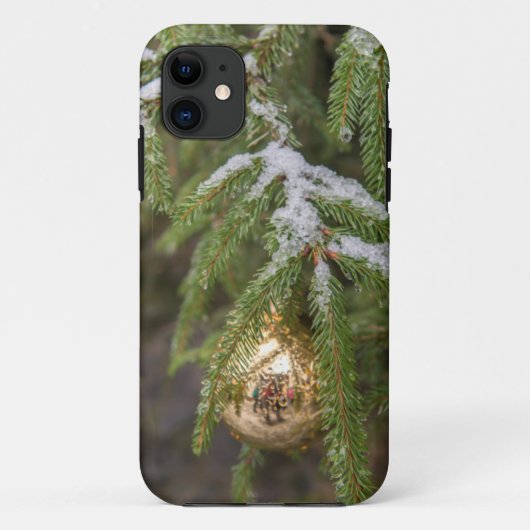 常緑樹に飾られた金のガラスのクリスマスオーナメント Case-Mate iPhoneケース (裏面)