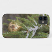 常緑樹に飾られた金のガラスのクリスマスオーナメント Case-Mate iPhoneケース (裏面(横))