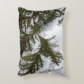 常緑樹の枝の上の雪 アクセントクッション (正面(垂直))