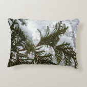 常緑樹の枝の上の雪 アクセントクッション (裏面)