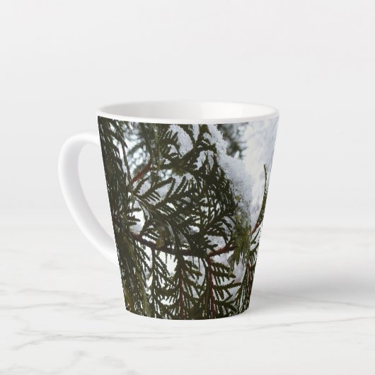 常緑樹の枝の上の雪 カフェラテマグ (左アングル)