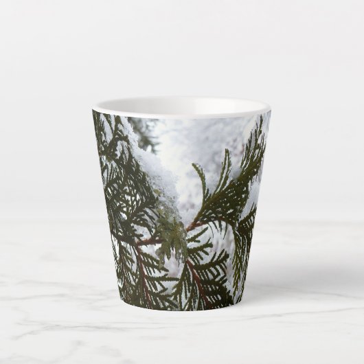 常緑樹の枝の上の雪 カフェラテマグ (正面)