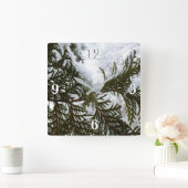 常緑樹の枝の上の雪 スクエア壁時計 (ホーム)