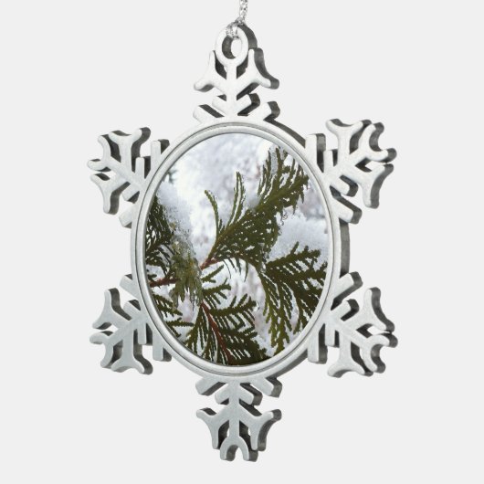 常緑樹の枝の上の雪 スノーフレークピューターオーナメント (右)