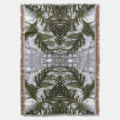 常緑樹の枝の上の雪 スローブランケット (正面縦)