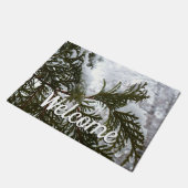 常緑樹の枝の上の雪 ドアマット (アングル)