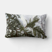 常緑樹の枝の上の雪 ランバークッション (裏面)