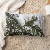 常緑樹の枝の上の雪 ランバークッション (ブランケット)