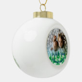 常緑樹白い雪片が世界に喜ぶ セラミックボールオーナメント (左)