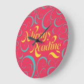 常読に鮮やかなピンクの青い黄色の渦巻き ラージ壁時計 (傾斜)