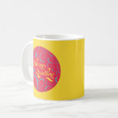 常読に |鮮やかなピンクのブルーイエローと渦巻き コーヒーマグカップ (正面左)