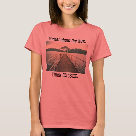 常識に捉われるな。外で考えろ。湖畔の桟橋Tシャツ Tシャツ (正面)