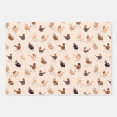 帽子おもしろいとクリスマスオーナメントを持つ鳥 ラッピングペーパーシート (正面)