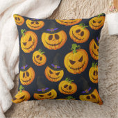 帽子とオレンジ色のハロウィンカボチャの黒 クッション (ブランケット)