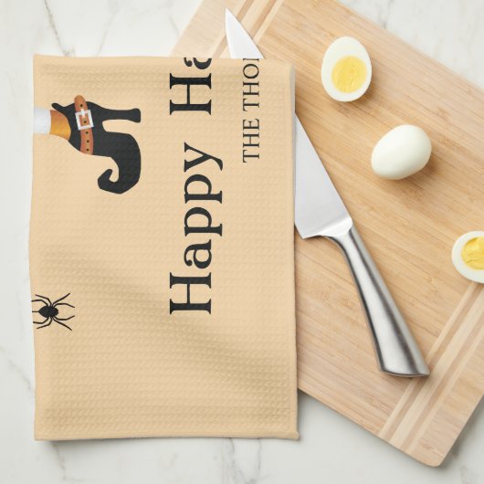 帽子とクモのハロウィーンを持つオレンジ色の魔女の脚 キッチンタオル (四つ折り)