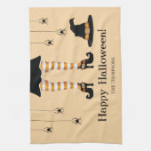 帽子とクモのハロウィーンを持つオレンジ色の魔女の脚 キッチンタオル (縦)