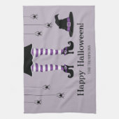 帽子とクモのハロウィーンを持つ紫の魔女の脚 キッチンタオル (縦)