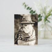 帽子とケープを被ってパトロール中のブルドッグ ポストカード (スタンド正面)