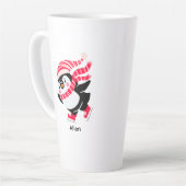 帽子とスカーフを身に着けたクリスマスペンギン カフェラテマグ (左アングル)